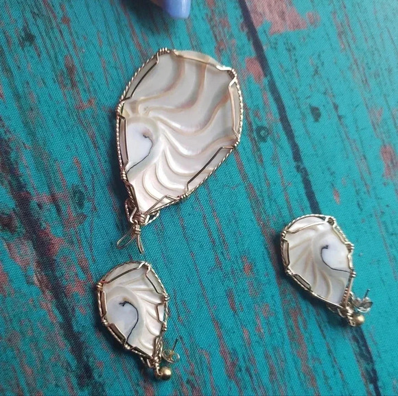 Vintage Shell Wire Wrap Pendant & Earrings Set - Picture 9 of 11